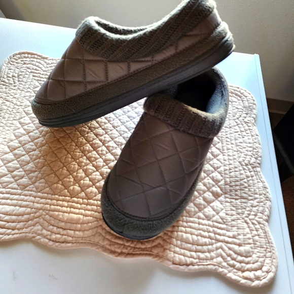 Women's Isotoner Quilted Slipper Slides Size 8-9 - Picture 3 of 5